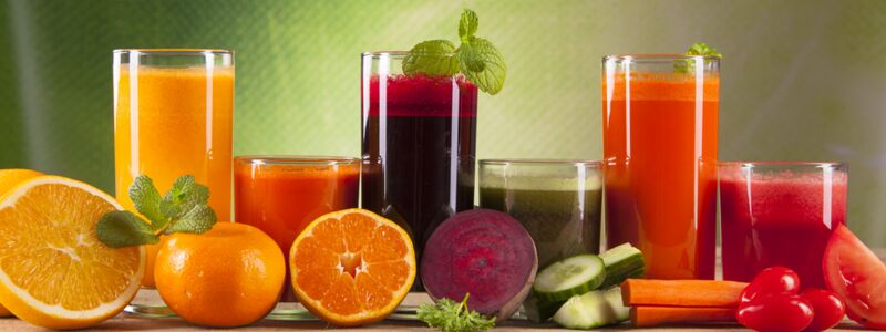 Smoothies aus Obst und Gemüse, frisch gepresst